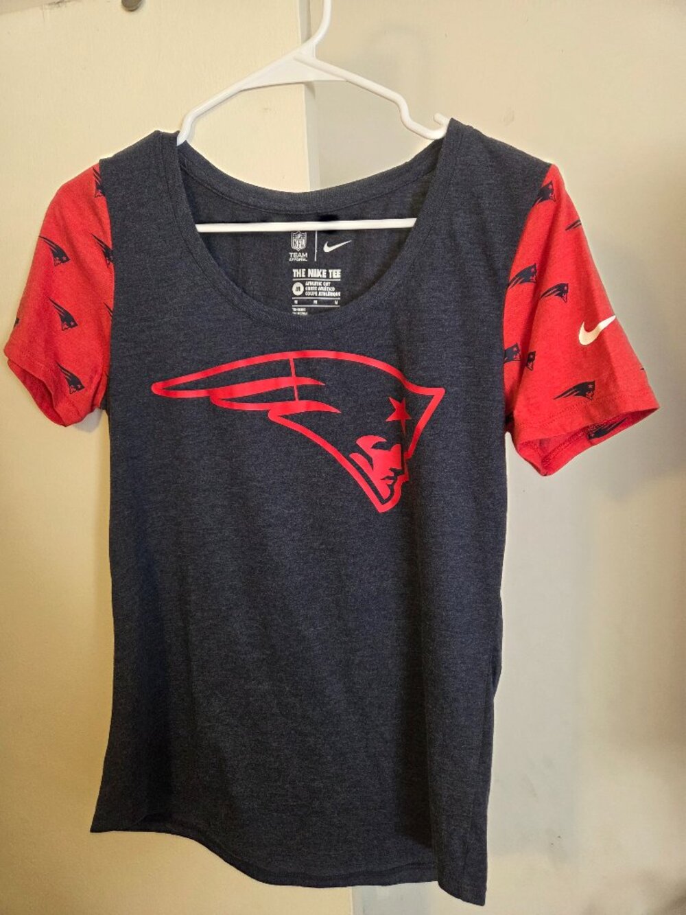 Womens patriots NFL shirt nike size medium